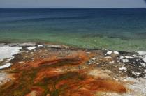 Fontes de águas termais se encontram com o enorme Yellowstone Lake, no Yellowstone National Park, em Wyoming, nos Estados Unidos